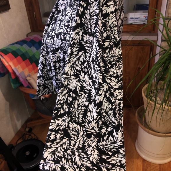 MSK WOMEN SIZE 16W BLACK WHITE & A LITTLE TAUPE SEQUINED CROPPED OPEN FRONT JACK - Picture 8 of 8